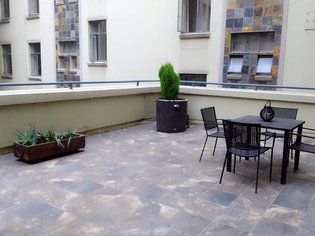 Mabungubwe Hotel Apartments - Home Away From Home Йоханнесбург Экстерьер фото